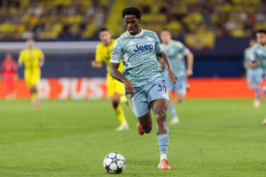 Villarreal, İspanya - 1 Ekim 2025: Villarreal FC ve Juventus Torino arasında Şampiyonlar Ligi maçı. Maç sırasında Juventus Torino oyuncuları. Yaşlı bayan..