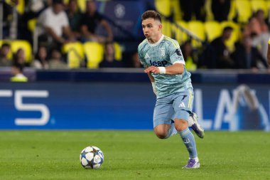 Villarreal, İspanya - 1 Ekim 2025: Villarreal FC ve Juventus Torino arasında Şampiyonlar Ligi maçı. Maç sırasında Juventus Torino oyuncuları. Yaşlı bayan..
