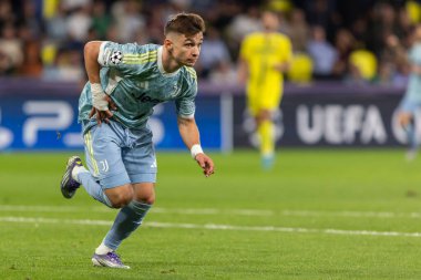 Villarreal, İspanya - 1 Ekim 2025: Villarreal FC ve Juventus Torino arasında Şampiyonlar Ligi maçı. Maç sırasında Juventus Torino oyuncuları. Yaşlı bayan..