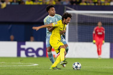 Villarreal, İspanya - 1 Ekim 2025: Villarreal FC ve Juventus Torino arasında Şampiyonlar Ligi maçı. Maç sırasında Juventus Torino oyuncuları. Yaşlı bayan..