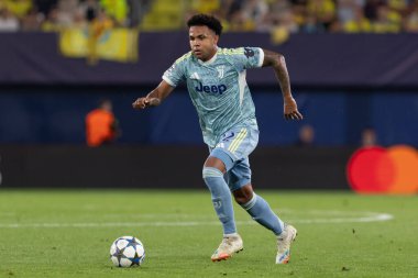 Villarreal, İspanya - 1 Ekim 2025: Villarreal FC ve Juventus Torino arasında Şampiyonlar Ligi maçı. Maç sırasında Juventus Torino oyuncuları. Yaşlı bayan..