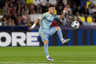 Villarreal, İspanya - 1 Ekim 2025: Villarreal FC ve Juventus Torino arasında Şampiyonlar Ligi maçı. Maç sırasında Juventus Torino oyuncuları. Yaşlı bayan..