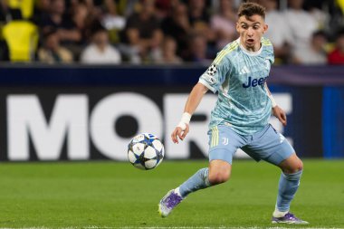 Villarreal, İspanya - 1 Ekim 2025: Villarreal FC ve Juventus Torino arasında Şampiyonlar Ligi maçı. Maç sırasında Juventus Torino oyuncuları. Yaşlı bayan..