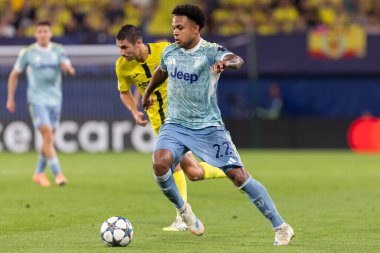 Villarreal, İspanya - 1 Ekim 2025: Villarreal FC ve Juventus Torino arasında Şampiyonlar Ligi maçı. Maç sırasında Juventus Torino oyuncuları. Yaşlı bayan..