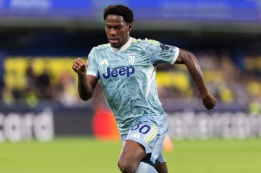 Villarreal, İspanya - 1 Ekim 2025: Villarreal FC ve Juventus Torino arasında Şampiyonlar Ligi maçı. Maç sırasında Juventus Torino oyuncuları. Yaşlı bayan..