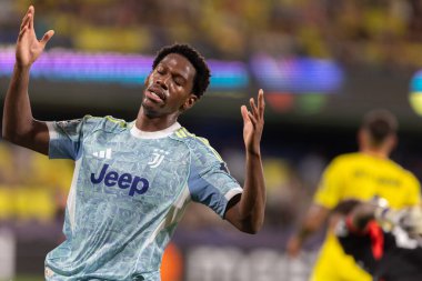 Villarreal, İspanya - 1 Ekim 2025: Villarreal FC ve Juventus Torino arasında Şampiyonlar Ligi maçı. Maç sırasında Juventus Torino oyuncuları. Yaşlı bayan..