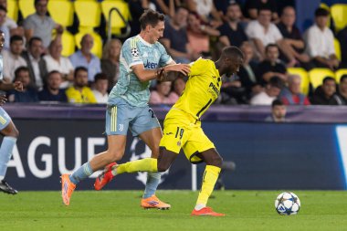 Villarreal, İspanya - 1 Ekim 2025: Villarreal FC ve Juventus Torino arasında Şampiyonlar Ligi maçı. Maç sırasında Juventus Torino oyuncuları. Yaşlı bayan..