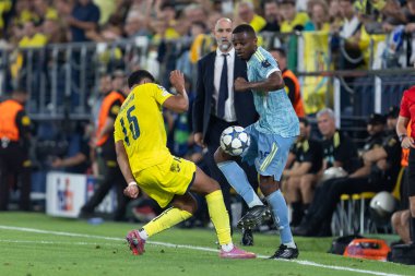 Villarreal, İspanya - 1 Ekim 2025: Villarreal FC ve Juventus Torino arasında Şampiyonlar Ligi maçı. Maç sırasında Juventus Torino oyuncuları. Yaşlı bayan..