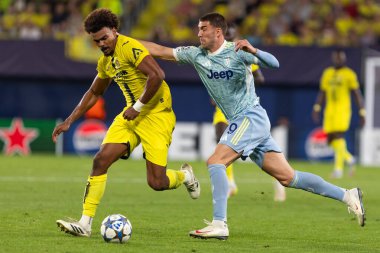 Villarreal, İspanya - 1 Ekim 2025: Villarreal FC ve Juventus Torino arasında Şampiyonlar Ligi maçı. Maç sırasında Juventus Torino oyuncuları. Yaşlı bayan..