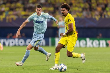 Villarreal, İspanya - 1 Ekim 2025: Villarreal FC ve Juventus Torino arasında Şampiyonlar Ligi maçı. Maç sırasında Juventus Torino oyuncuları. Yaşlı bayan..