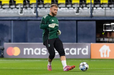 Villarreal, İspanya - 1 Ekim 2025: Villarreal FC ve Juventus Torino arasında Şampiyonlar Ligi maçı. Maç sırasında Juventus Torino oyuncuları. Yaşlı bayan..