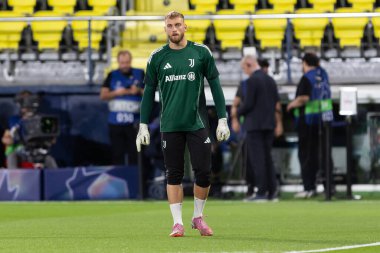 Villarreal, İspanya - 1 Ekim 2025: Villarreal FC ve Juventus Torino arasında Şampiyonlar Ligi maçı. Maç sırasında Juventus Torino oyuncuları. Yaşlı bayan..