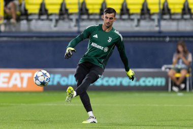Villarreal, İspanya - 1 Ekim 2025: Villarreal FC ve Juventus Torino arasında Şampiyonlar Ligi maçı. Maç sırasında Juventus Torino oyuncuları. Yaşlı bayan..