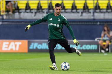 Villarreal, İspanya - 1 Ekim 2025: Villarreal FC ve Juventus Torino arasında Şampiyonlar Ligi maçı. Maç sırasında Juventus Torino oyuncuları. Yaşlı bayan..