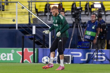 Villarreal, İspanya - 1 Ekim 2025: Villarreal FC ve Juventus Torino arasında Şampiyonlar Ligi maçı. Maç sırasında Juventus Torino oyuncuları. Yaşlı bayan..