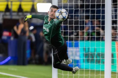 Villarreal, İspanya - 1 Ekim 2025: Villarreal FC ve Juventus Torino arasında Şampiyonlar Ligi maçı. Maç sırasında Juventus Torino oyuncuları. Yaşlı bayan..