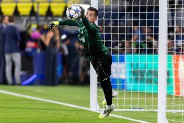 Villarreal, İspanya - 1 Ekim 2025: Villarreal FC ve Juventus Torino arasında Şampiyonlar Ligi maçı. Maç sırasında Juventus Torino oyuncuları. Yaşlı bayan..