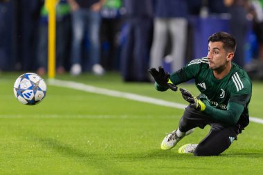 Villarreal, İspanya - 1 Ekim 2025: Villarreal FC ve Juventus Torino arasında Şampiyonlar Ligi maçı. Maç sırasında Juventus Torino oyuncuları. Yaşlı bayan..