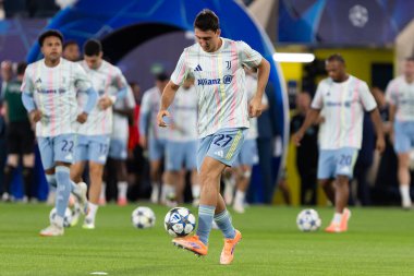 Villarreal, İspanya - 1 Ekim 2025: Villarreal FC ve Juventus Torino arasında Şampiyonlar Ligi maçı. Maç sırasında Juventus Torino oyuncuları. Yaşlı bayan..