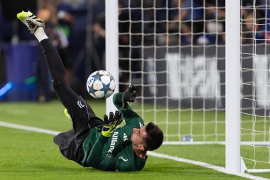 Villarreal, İspanya - 1 Ekim 2025: Villarreal FC ve Juventus Torino arasında Şampiyonlar Ligi maçı. Maç sırasında Juventus Torino oyuncuları. Yaşlı bayan..