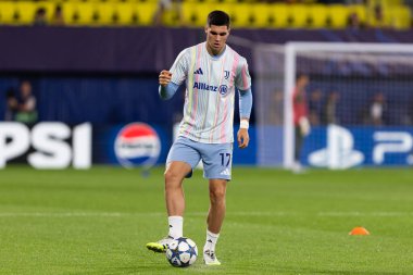 Villarreal, İspanya - 1 Ekim 2025: Villarreal FC ve Juventus Torino arasında Şampiyonlar Ligi maçı. Maç sırasında Juventus Torino oyuncuları. Yaşlı bayan..