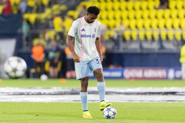 Villarreal, İspanya - 1 Ekim 2025: Villarreal FC ve Juventus Torino arasında Şampiyonlar Ligi maçı. Maç sırasında Juventus Torino oyuncuları. Yaşlı bayan..