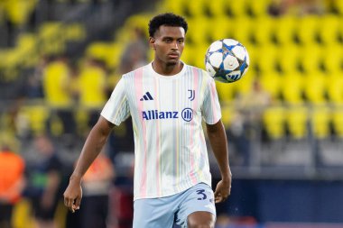 Villarreal, İspanya - 1 Ekim 2025: Villarreal FC ve Juventus Torino arasında Şampiyonlar Ligi maçı. Maç sırasında Juventus Torino oyuncuları. Yaşlı bayan..