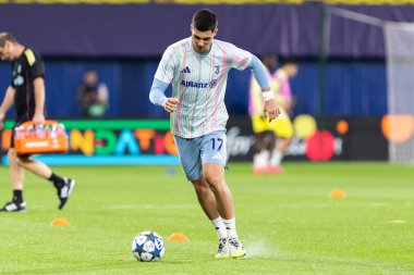 Villarreal, İspanya - 1 Ekim 2025: Villarreal FC ve Juventus Torino arasında Şampiyonlar Ligi maçı. Maç sırasında Juventus Torino oyuncuları. Yaşlı bayan..