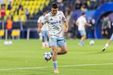 Villarreal, İspanya - 1 Ekim 2025: Villarreal FC ve Juventus Torino arasında Şampiyonlar Ligi maçı. Maç sırasında Juventus Torino oyuncuları. Yaşlı bayan..