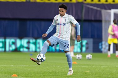 Villarreal, İspanya - 1 Ekim 2025: Villarreal FC ve Juventus Torino arasında Şampiyonlar Ligi maçı. Maç sırasında Juventus Torino oyuncuları. Yaşlı bayan..