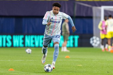 Villarreal, İspanya - 1 Ekim 2025: Villarreal FC ve Juventus Torino arasında Şampiyonlar Ligi maçı. Maç sırasında Juventus Torino oyuncuları. Yaşlı bayan..