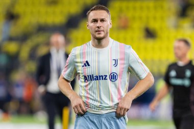 Villarreal, İspanya - 1 Ekim 2025: Villarreal FC ve Juventus Torino arasında Şampiyonlar Ligi maçı. Maç sırasında Juventus Torino oyuncuları. Yaşlı bayan..