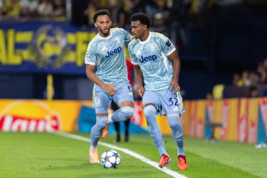 Villarreal, İspanya - 1 Ekim 2025: Villarreal FC ve Juventus Torino arasında Şampiyonlar Ligi maçı. Maç sırasında Juventus Torino oyuncuları. Yaşlı bayan..