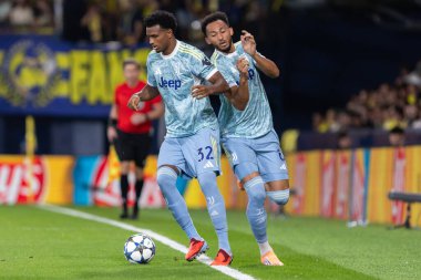 Villarreal, İspanya - 1 Ekim 2025: Villarreal FC ve Juventus Torino arasında Şampiyonlar Ligi maçı. Maç sırasında Juventus Torino oyuncuları. Yaşlı bayan..