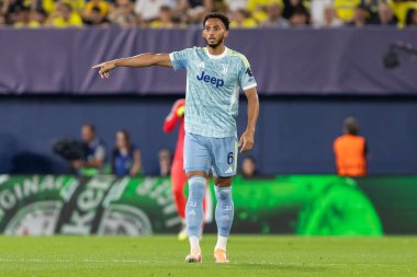 Villarreal, İspanya - 1 Ekim 2025: Villarreal FC ve Juventus Torino arasında Şampiyonlar Ligi maçı. Maç sırasında Juventus Torino oyuncuları. Yaşlı bayan..