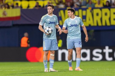 Villarreal, İspanya - 1 Ekim 2025: Villarreal FC ve Juventus Torino arasında Şampiyonlar Ligi maçı. Maç sırasında Juventus Torino oyuncuları. Yaşlı bayan..