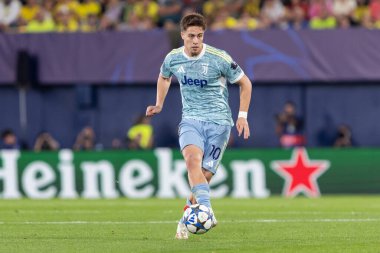 Villarreal, İspanya - 1 Ekim 2025: Villarreal FC ve Juventus Torino arasında Şampiyonlar Ligi maçı. Maç sırasında Juventus Torino oyuncuları. Yaşlı bayan..