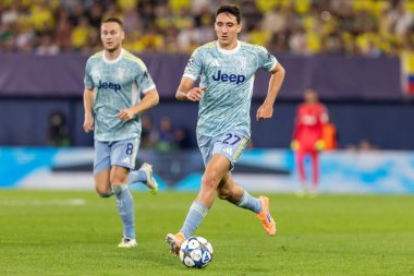 Villarreal, İspanya - 1 Ekim 2025: Villarreal FC ve Juventus Torino arasında Şampiyonlar Ligi maçı. Maç sırasında Juventus Torino oyuncuları. Yaşlı bayan..