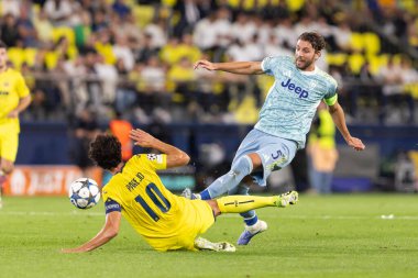 Villarreal, İspanya - 1 Ekim 2025: Villarreal FC ve Juventus Torino arasında Şampiyonlar Ligi maçı. Maç sırasında Juventus Torino oyuncuları. Yaşlı bayan..