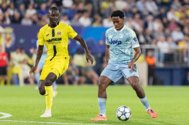 Villarreal, İspanya - 1 Ekim 2025: Villarreal FC ve Juventus Torino arasında Şampiyonlar Ligi maçı. Maç sırasında Juventus Torino oyuncuları. Yaşlı bayan..