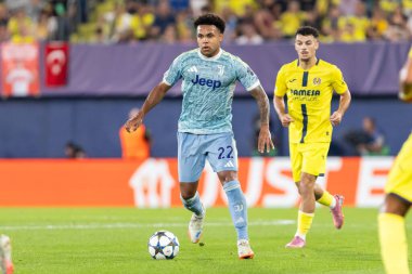 Villarreal, İspanya - 1 Ekim 2025: Villarreal FC ve Juventus Torino arasında Şampiyonlar Ligi maçı. Maç sırasında Juventus Torino oyuncuları. Yaşlı bayan..