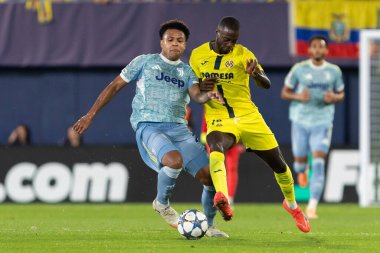 Villarreal, İspanya - 1 Ekim 2025: Villarreal FC ve Juventus Torino arasında Şampiyonlar Ligi maçı. Maç sırasında Juventus Torino oyuncuları. Yaşlı bayan..