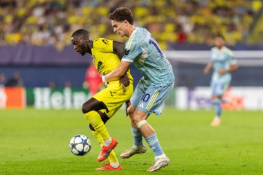 Villarreal, İspanya - 1 Ekim 2025: Villarreal FC ve Juventus Torino arasında Şampiyonlar Ligi maçı. Maç sırasında Juventus Torino oyuncuları. Yaşlı bayan..