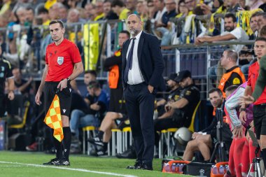 Villarreal, İspanya - 1 Ekim 2025: Villarreal FC ve Juventus Torino arasında Şampiyonlar Ligi maçı. Maç sırasında Juventus Torino oyuncuları. Yaşlı bayan..