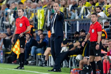 Villarreal, İspanya - 1 Ekim 2025: Villarreal FC ve Juventus Torino arasında Şampiyonlar Ligi maçı. Maç sırasında Juventus Torino oyuncuları. Yaşlı bayan..