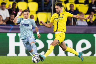 Villarreal, İspanya - 1 Ekim 2025: Villarreal FC ve Juventus Torino arasında Şampiyonlar Ligi maçı. Maç sırasında Juventus Torino oyuncuları. Yaşlı bayan..