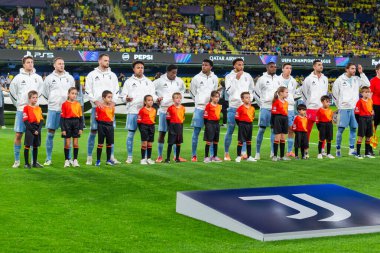 Villarreal, İspanya - 1 Ekim 2025: Villarreal FC ve Juventus Torino arasında Şampiyonlar Ligi maçı. Maç sırasında Juventus Torino oyuncuları. Yaşlı bayan..