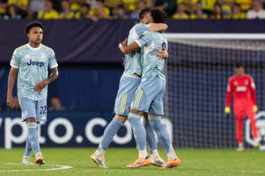 Villarreal, İspanya - 1 Ekim 2025: Villarreal FC ve Juventus Torino arasında Şampiyonlar Ligi maçı. Maç sırasında Juventus Torino oyuncuları. Yaşlı bayan..