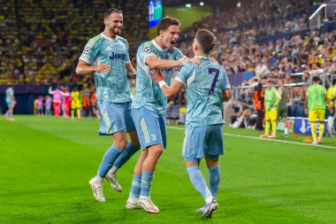 Villarreal, İspanya - 1 Ekim 2025: Villarreal FC ve Juventus Torino arasında Şampiyonlar Ligi maçı. Maç sırasında Juventus Torino oyuncuları. Yaşlı bayan..