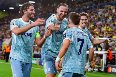 Villarreal, İspanya - 1 Ekim 2025: Villarreal FC ve Juventus Torino arasında Şampiyonlar Ligi maçı. Maç sırasında Juventus Torino oyuncuları. Yaşlı bayan..